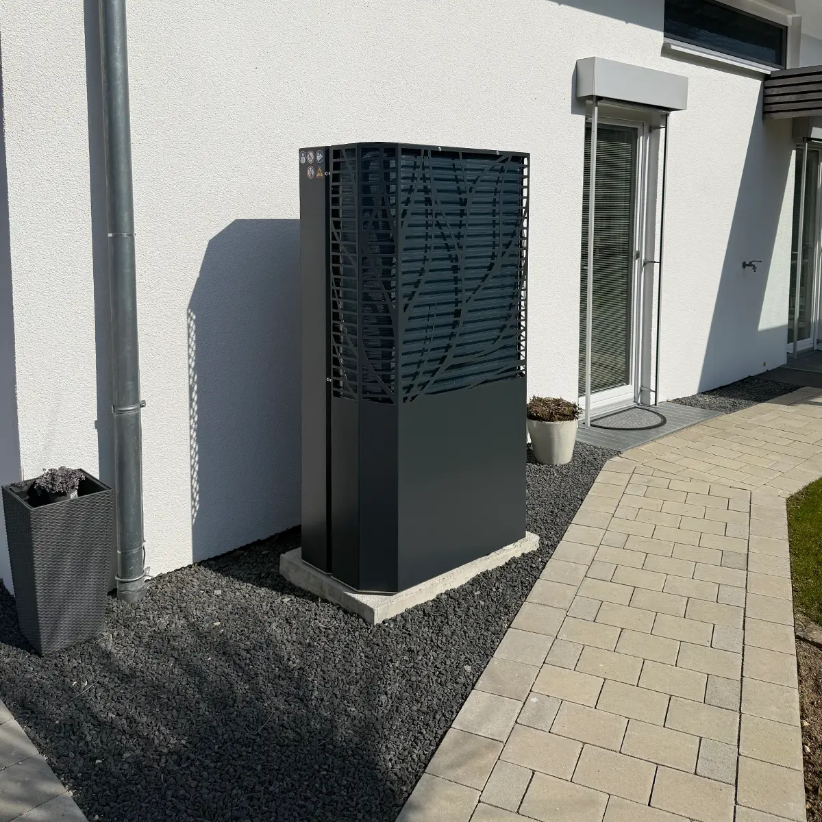 Lambda Wärmepumpe vor einem Haus